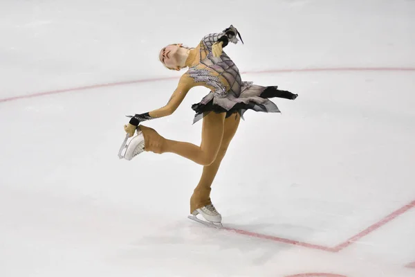 Orenburg, Rússia - 31 de março de 2018 ano: Meninas competem na patinação artística — Fotografia de Stock