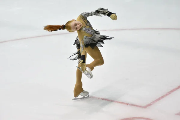 Orenburg, Rusia - 31 de marzo de 2018 año: Las niñas compiten en patinaje artístico — Foto de Stock