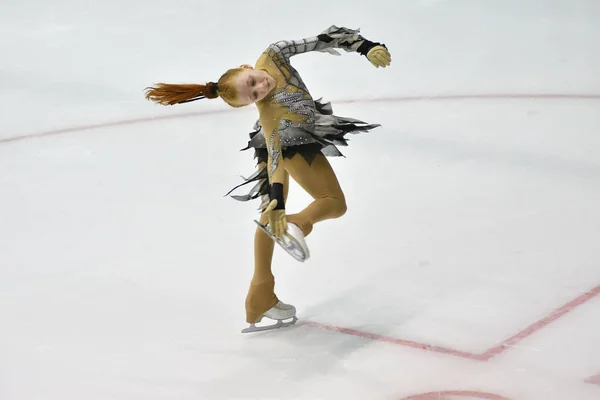 Orenburg, Russie - 31 mars 2018 année : Les filles concourent en patinage artistique — Photo