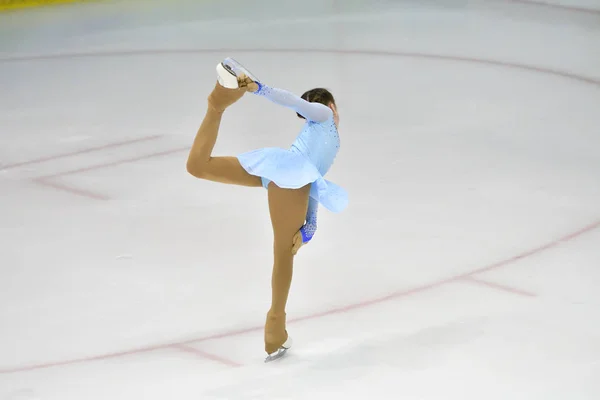 Orenburg, Rusland -, 31 maart 2018 jaar: meisjes concurreren in kunstschaatsen — Stockfoto