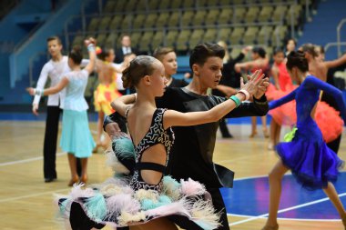 Orenburg, Rusya - 12 Kasım 2016: Kız ve erkek dans.