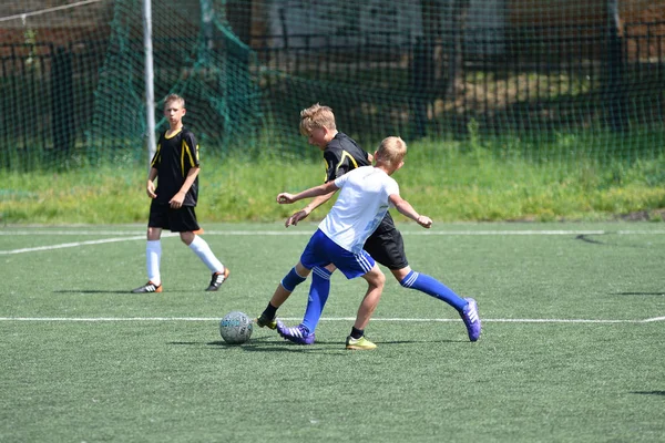 Orenburg, Rusia - 28 de junio de 2017 año: los niños juegan al fútbol — Foto de Stock