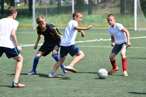 Orenburg, Rússia - 28 de junho de 2017 ano: os meninos jogam futebol — Fotografia de Stock