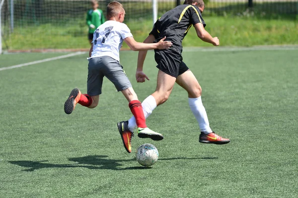 Orenburg, Rusia - 28 de junio de 2017 año: los niños juegan al fútbol —  Fotos de Stock