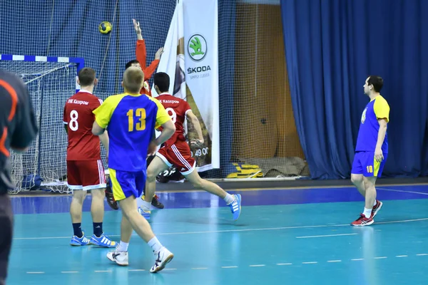 Orenburg, Rússia - 11-13 Fevereiro 2018 ano: meninos jogar no handebol — Fotografia de Stock