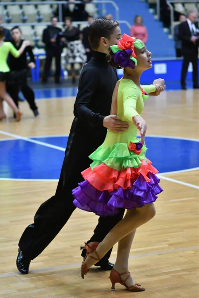 奥伦堡, 俄罗斯-2016年11月12日: 女孩和男孩跳舞. — 图库照片