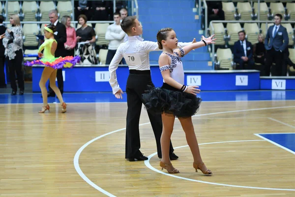 Orenburg, Russie - 12 novembre 2016 : Danse entre filles et garçons . — Photo