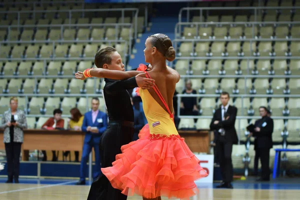 오렌부르크, 러시아-11 월 12 일, 2016: 여자와 춤 소년. — 스톡 사진