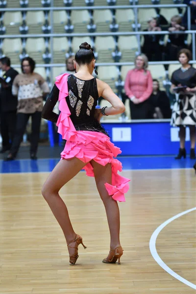 Orenburg, Rusland - 12 November 2016: Meisje en jongen dansen. — Stockfoto