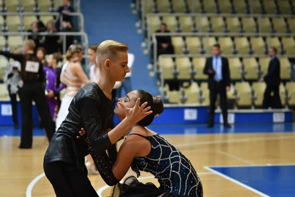 Orenburg, Rusya - 12 Kasım 2016: Kız ve erkek dans. — Stok fotoğraf