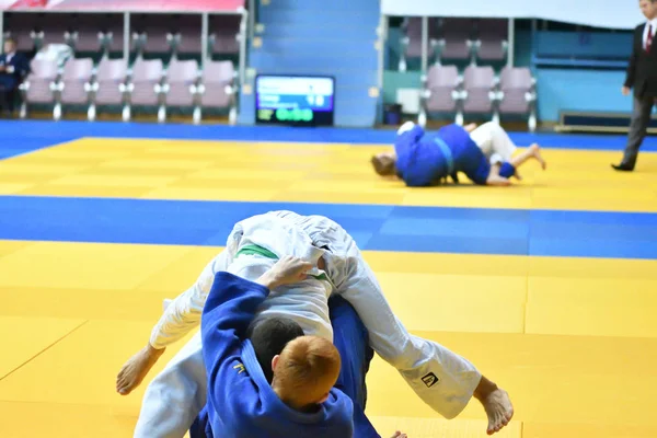 Orenburg, Rusya Federasyonu - 21 Ekim 2017: Boys Judo rekabet