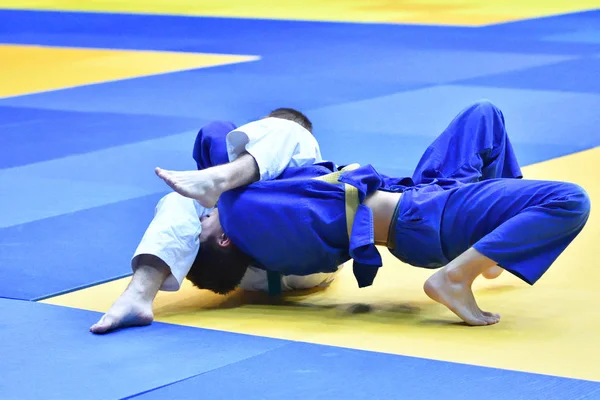 Orenburg, Rusland - 21 oktober 2017: Jongens concurreren in Judo — Stockfoto