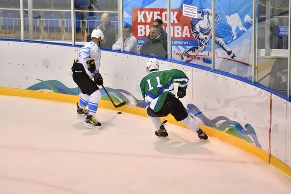 Orenburg, Russie - 5 avril 2017 année : les hommes jouent au hockey — Photo