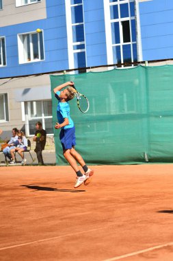Orenburg, Rusya Federasyonu - 15 Ağustos 2017 yıl: Tenis oynayan çocuklar