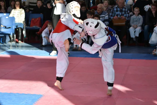 Orenburg, Rússia - 27 de janeiro de 2018: as crianças competem em Taekwondo — Fotografia de Stock