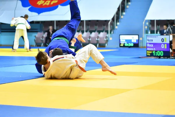 Orenburg, Russia - October 21, 2017: Boys compete in Judo — Stock Photo, Image