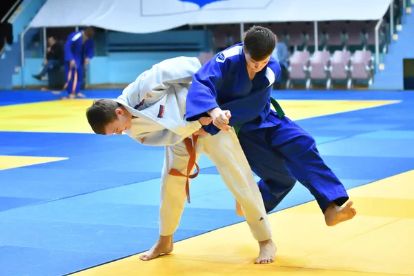 Orenburg, Federacja Rosyjska - 21 października 2017: Chłopcy konkurować w Judo — Zdjęcie stockowe