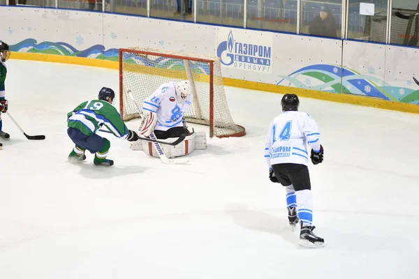 Orenburg, Rusia - 5 de abril de 2017 año: los hombres juegan al hockey —  Fotos de Stock