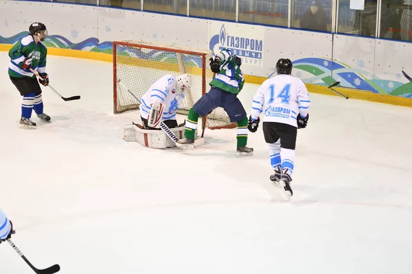 Orenburg, Russia - April 5, 2017 year: men play hockey — Stock Photo, Image