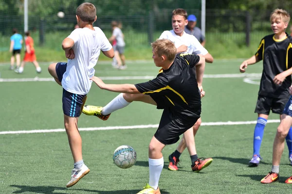 Όρεμπουργκ, Ρωσία - έτος 28 Ιουνίου 2017: τα αγόρια παίζουν ποδόσφαιρο — Φωτογραφία Αρχείου