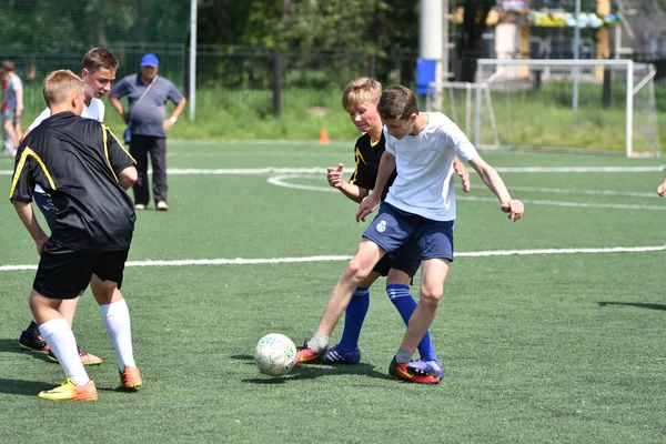 Orenburg, Federacja Rosyjska - 28 czerwca 2017 roku: chłopcy grać w piłkę nożną — Zdjęcie stockowe