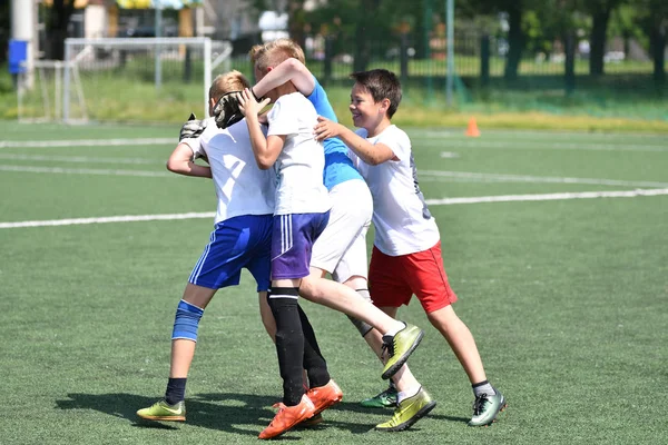 Orenburg, Rússia - 28 de junho de 2017 ano: os meninos jogam futebol — Fotografia de Stock