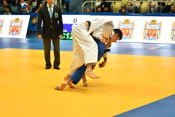 Orenburg, Federacja Rosyjska - 12-13 maja roku 2018: chłopcy konkurować w Judo — Zdjęcie stockowe