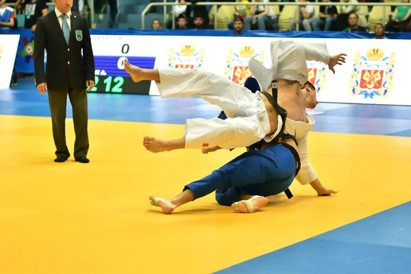 Orenburg, Federacja Rosyjska - 12-13 maja roku 2018: chłopcy konkurować w Judo — Zdjęcie stockowe