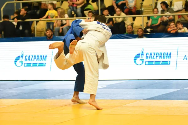 Orenburg, Rússia - 12-13 de maio de 2018: Meninos competem em Judô — Fotografia de Stock