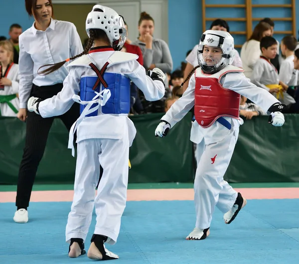 Orenburg, Russia - October 19, 2019: Girls compete in taekwondo — Stock Photo, Image