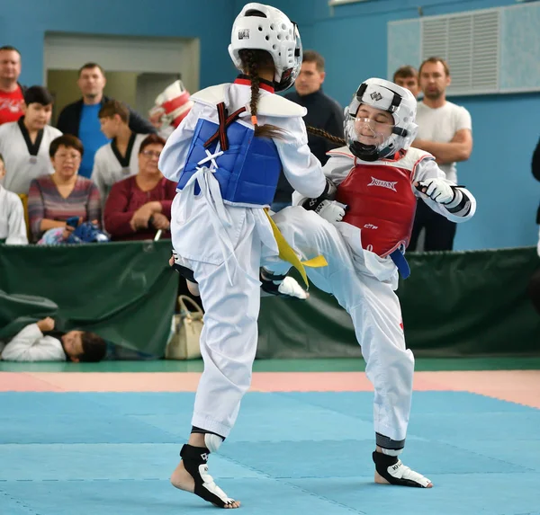 Orenburg, Rússia - 19 de outubro de 2019: Meninas competem em taekwondo — Fotografia de Stock