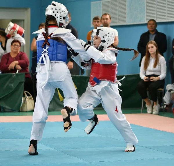Orenburg, Rusland - 19 oktober 2019: Meisjes nemen deel aan taekwondo — Stockfoto