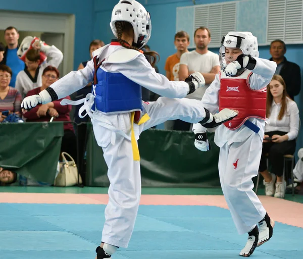 Orenburg, Russie - 19 octobre 2019 : Les filles concourent en taekwondo — Photo