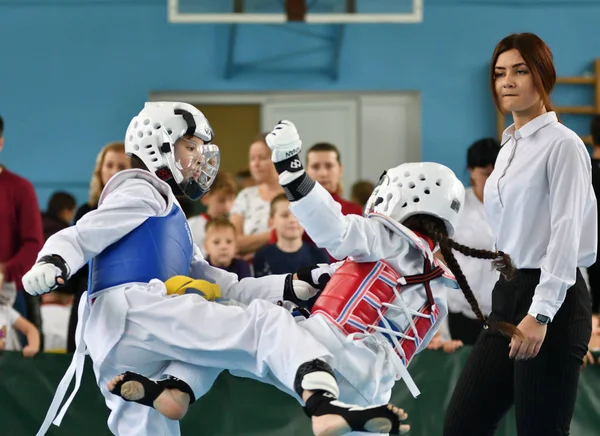 Orenburg, Oroszország - 2019. október 19.: A lányok taekwondóban versenyeznek — Stock Fotó