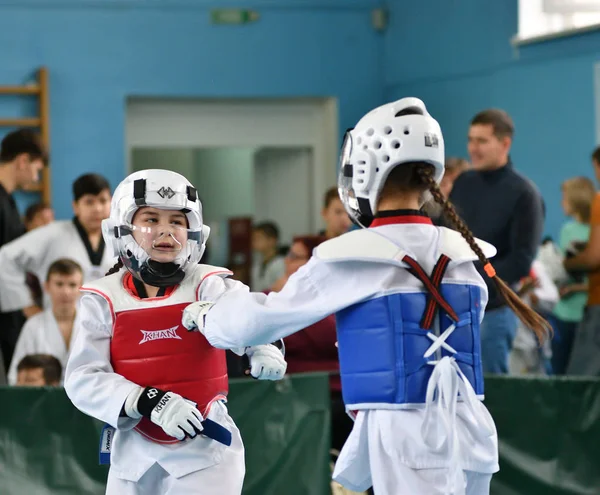 Orenburg, Oroszország - 2019. október 19.: A lányok taekwondóban versenyeznek — Stock Fotó