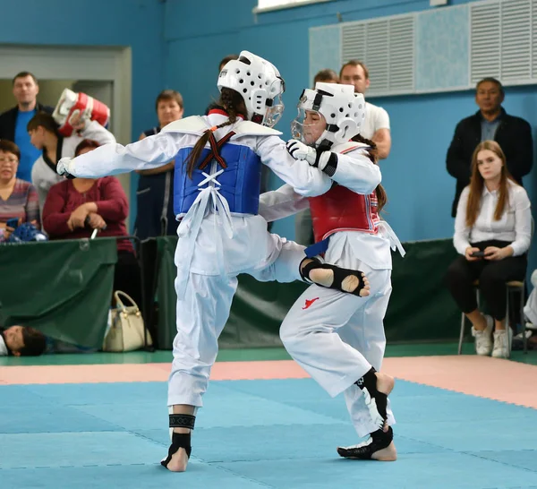 Orenburg, Rusia - 19 de octubre de 2019: Las niñas compiten en taekwondo —  Fotos de Stock