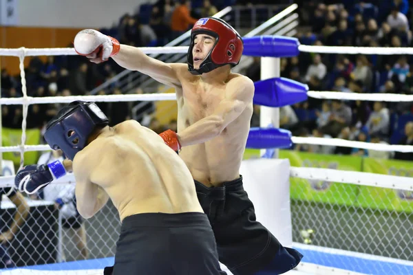 Orenburg, Rusia - 18 de febrero de 2017 año: Los combatientes compiten en artes marciales mixtas (MMA ) —  Fotos de Stock