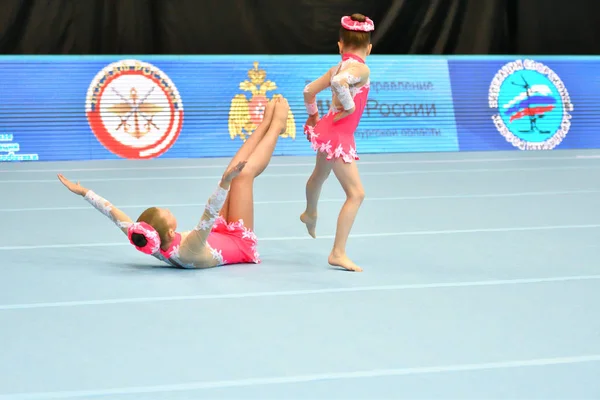 Orenburg, Rússia, 14 de dezembro de 2017 ano: menina competir em acrobacias esportivas — Fotografia de Stock