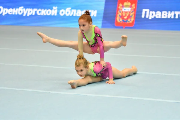 Orenburg, Rusia, 14 de diciembre de 2017 año: chica compite en acrobacias deportivas —  Fotos de Stock