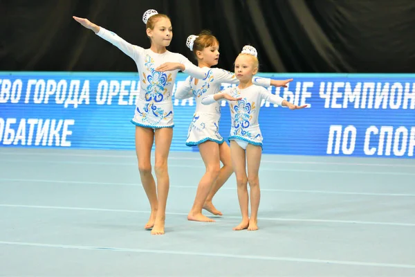Orenburg, Rússia, 14 de dezembro de 2017 ano: menina competir em acrobacias esportivas — Fotografia de Stock