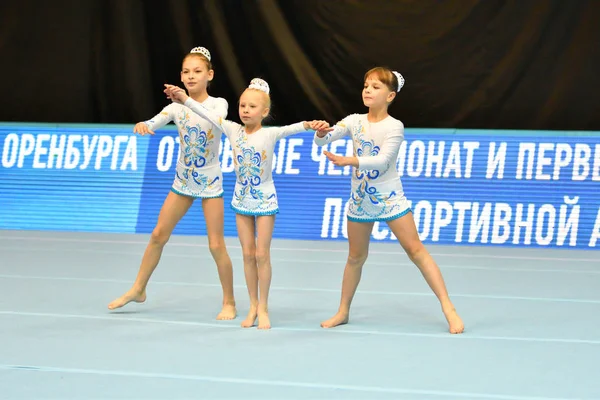 Orenburg, Rusia, 14 de diciembre de 2017 año: chica compite en acrobacias deportivas —  Fotos de Stock