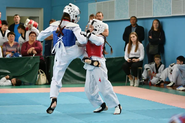 Orenburg, Rusland - 19 oktober 2019: Meisjes nemen deel aan taekwondo — Stockfoto