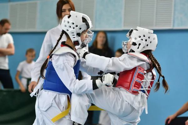 Orenburg, Rosja - 19 października 2019: Dziewczyny rywalizują w taekwondo — Zdjęcie stockowe