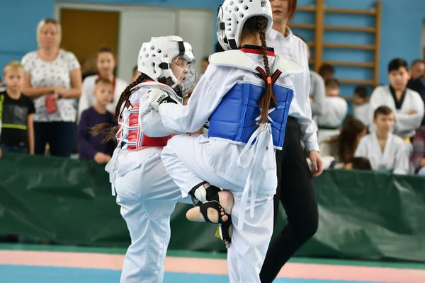 Orenburg, Rusland - 19 oktober 2019: Meisjes nemen deel aan taekwondo — Stockfoto