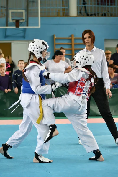 Orenburg, Rosja - 19 października 2019: Dziewczyny rywalizują w taekwondo — Zdjęcie stockowe