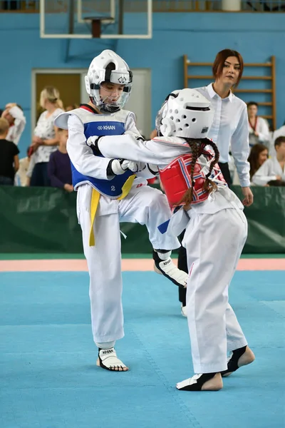 Orenburg, Rússia - 19 de outubro de 2019: Meninas competem em taekwondo — Fotografia de Stock