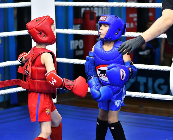 Orenburg, Russie - 20 octobre 2019 : Les garçons concourent en boxe thaïlandaise — Photo