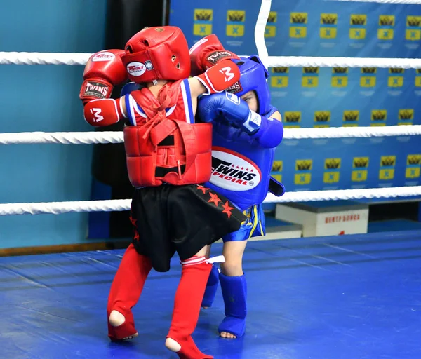 Orenburg, Rusia - 20 de octubre de 2019: Los niños compiten en el boxeo tailandés —  Fotos de Stock