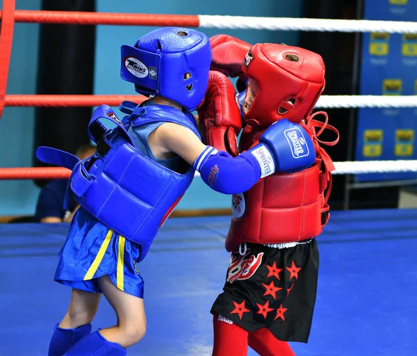 Orenburg, Rusia - 20 de octubre de 2019: Los niños compiten en el boxeo tailandés —  Fotos de Stock