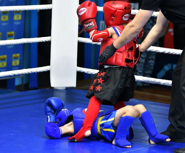 Orenburg, Russia - 20 ottobre 2019: I ragazzi gareggiano nella boxe thailandese — Foto Stock